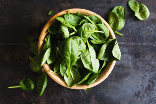 Tisane de mûrier au basilic citronné, gros plan sur les feuilles